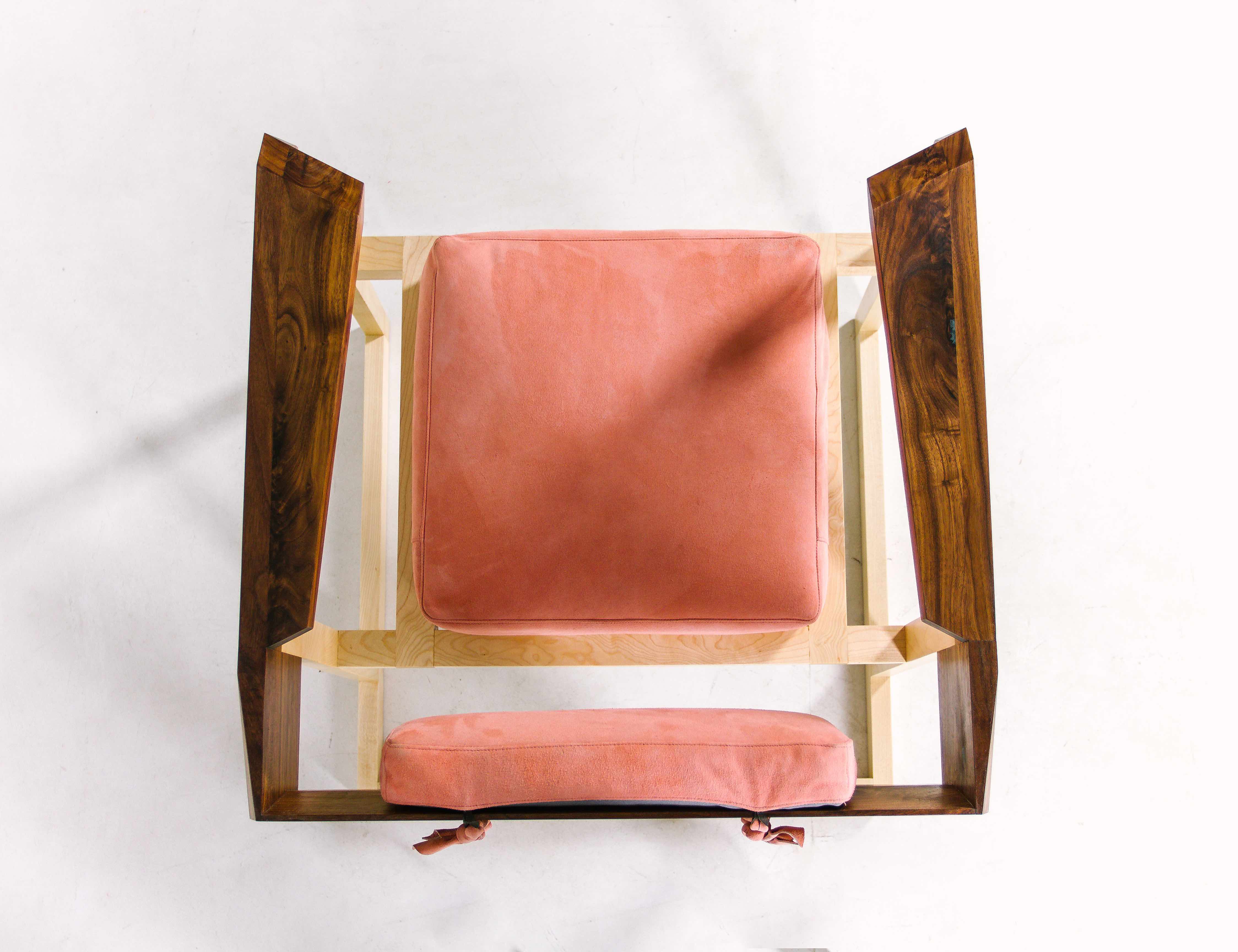 Кресло Pink Creamson из массива клёна и американского ореха от Fly Massive Millworks